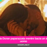 Delia Duran paparazzata mentre bacia un altro uomo